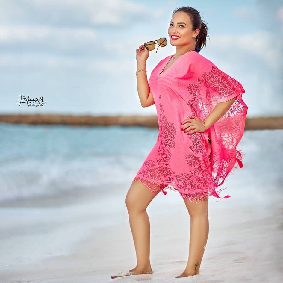 جينا حميد تلفت الأنظار على الشاطئ بعدسة بسام رمضان