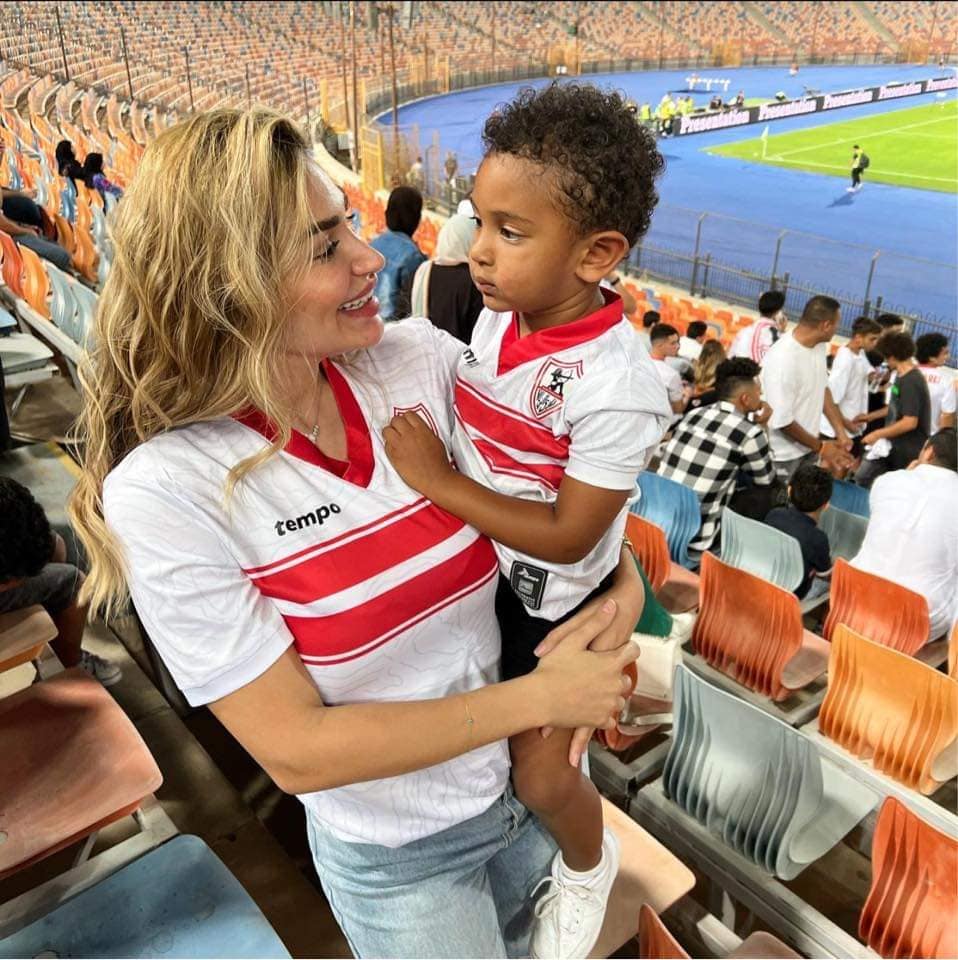 سارة نخلة تحتفل بتتويج الزمالك بالدوري من ستاد القاهرة
