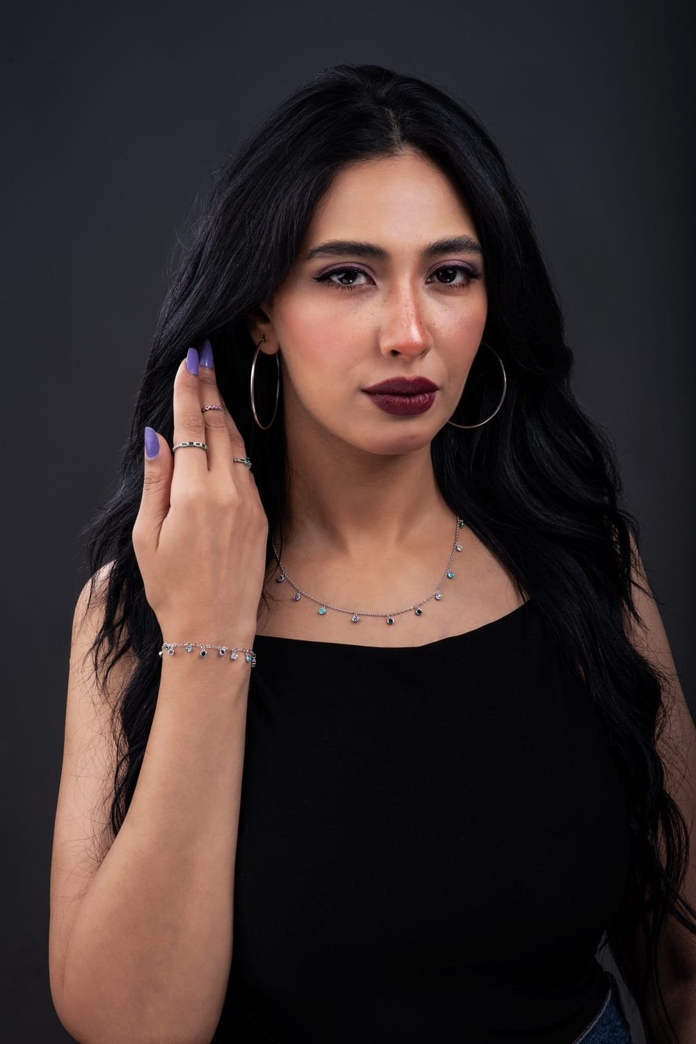 ندى نصار تتوهج بالاسود في احدث جلسة تصوير