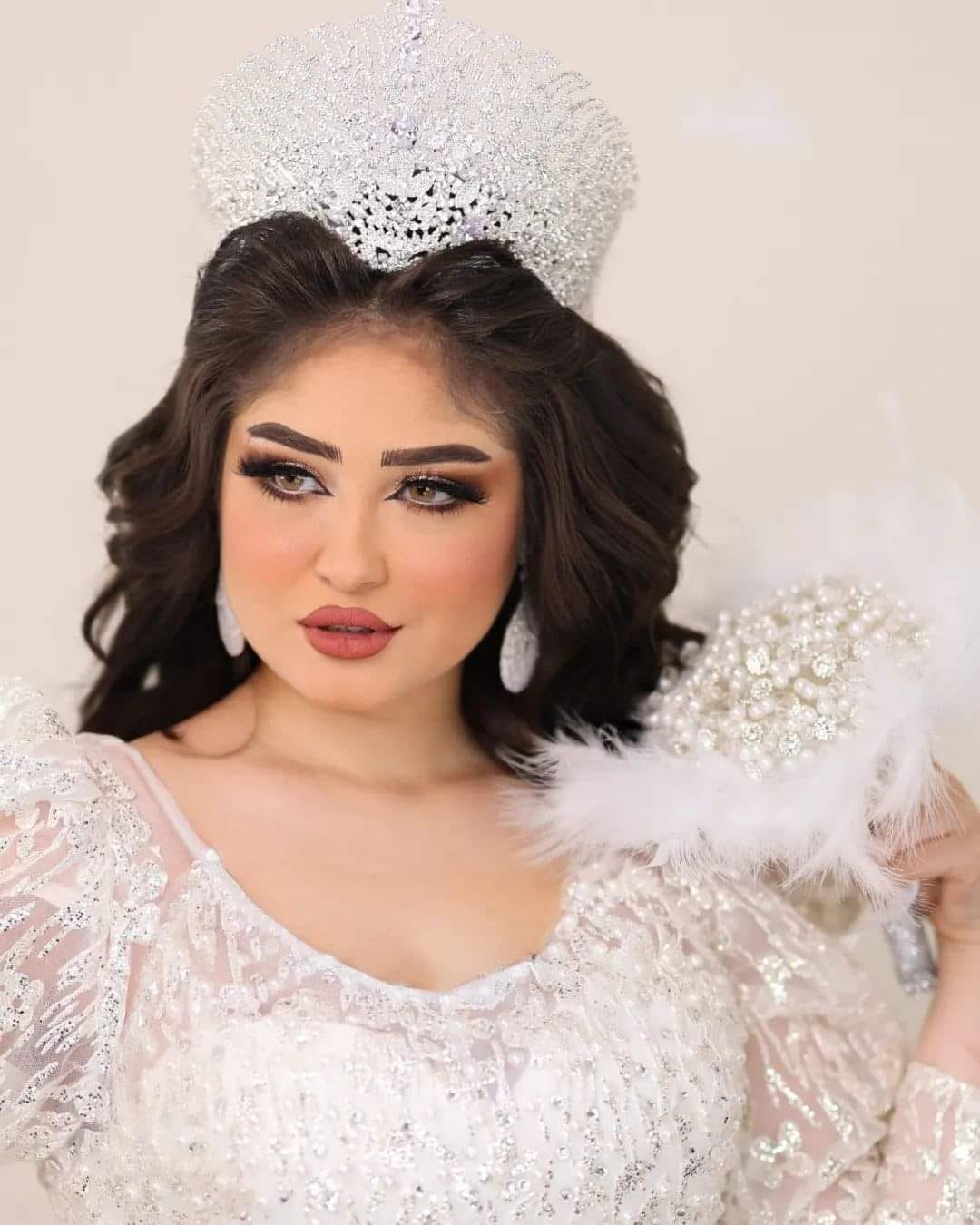 هناء المغربي تتوهج بإطلالة بيضاء بعدسة مينا جورج