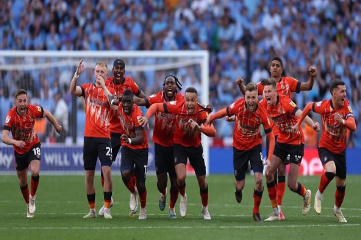لوتون تاون يصنع التاريخ ويتاهل إلى الدوري الانجليزي