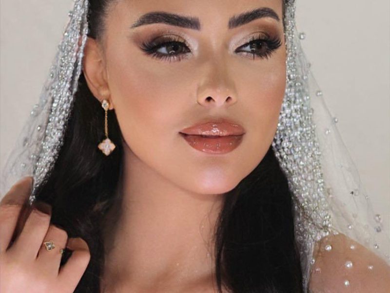 جيسي علي تتألق بفستان لامع في احدث جلسة تصوير