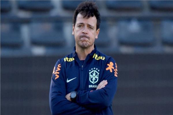 البرازيل تقبل مدربها دينيز لسوء النتائج