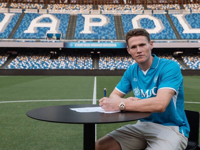 نجم نابولي لاعب العام في ايطاليا