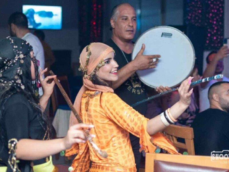 بجرأة واضحة وشخصية لافته خطفت الراقصة التونسية “دادو” أنظار الجمهور