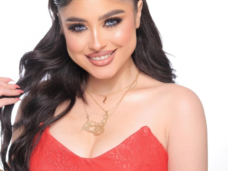 هناء المغربي تتألق بالفستان الاحمر في ظهور لافت