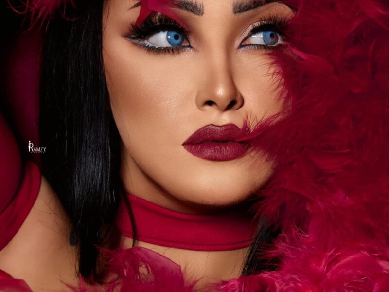 كارما امير تتوهج بالفستان الاحمر بعدسة اسلام رمزي