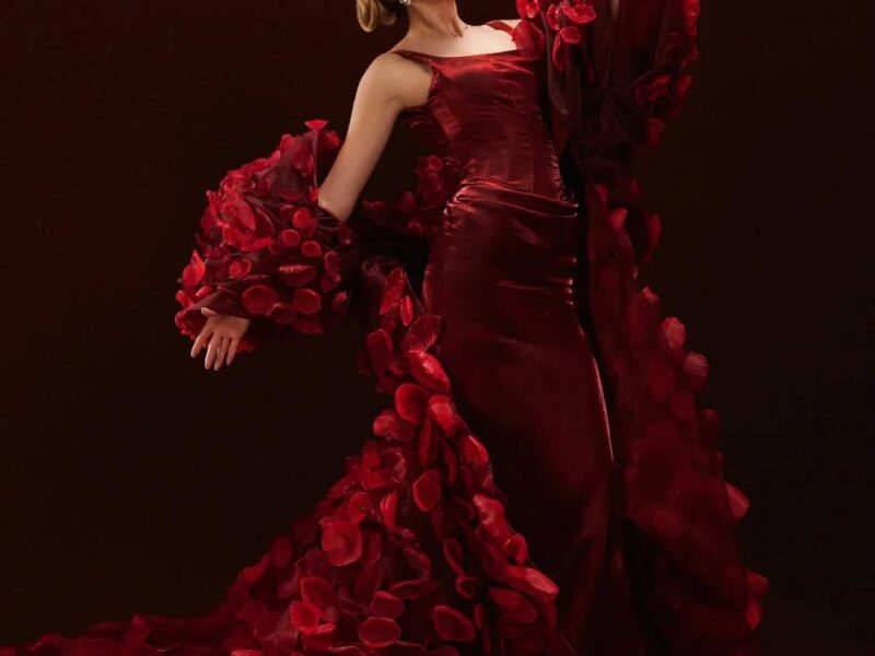 كريستينا مازانيك تخطف الاضواء بالاحمر في جلسة تصوير راقية