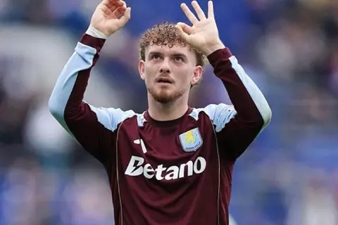 مدرب استون فيلا يعلق على إمكانية رحيل هارفي ايليوت عن الفريق