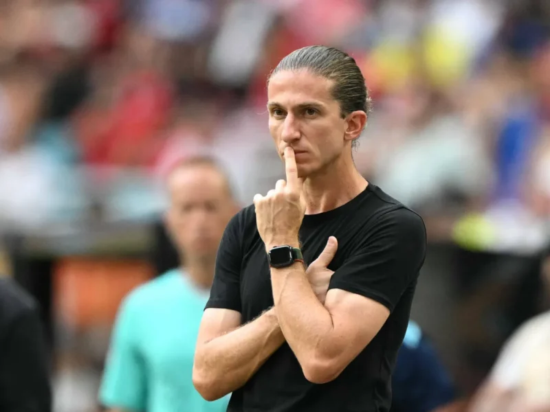 فلامنجو يمدد عقد مدربه البرازيلي فيليبي لويس