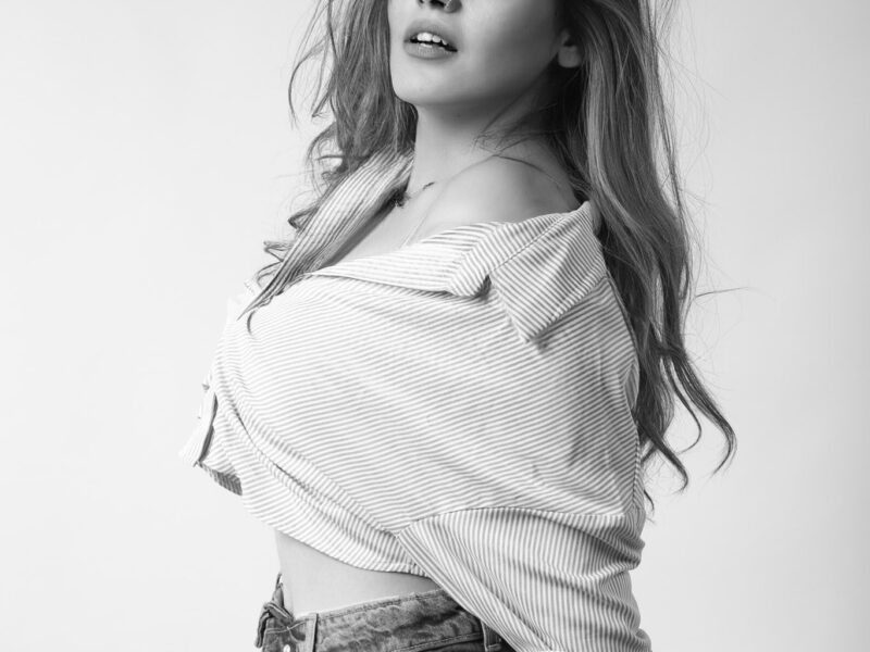 هدى محمود تخطف الانظار بجلسة قوية بعدسة يوسف عماد