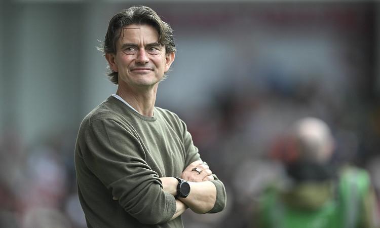 توتنهام يعلن إقالة مدربه توماس فرانك