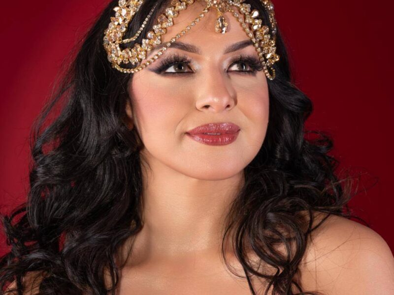 سارة قمر… عندما تتحول جلسة التصوير إلى عرضٍ شرقي مكتمل التفاصيل