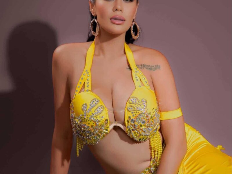 إلما الإندونيسية تخطف الأنظار في جلسة تصوير ساحرة مليئة بالأنوثة والإحساس