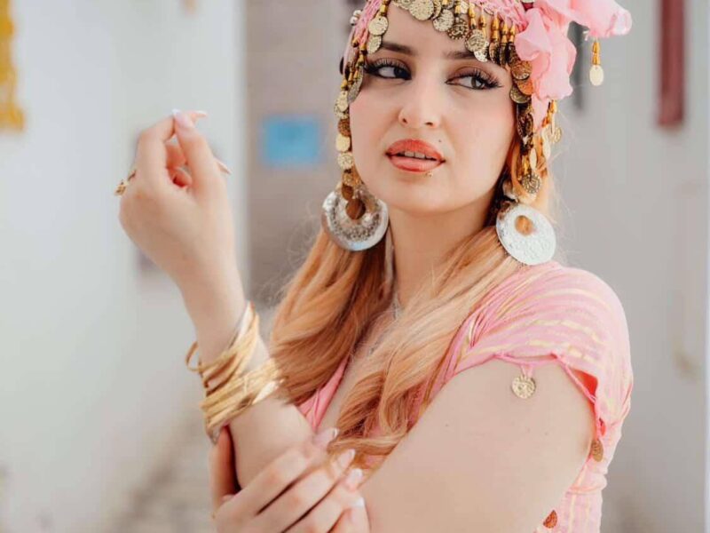 رورو.. حضور استعراضي ينبض بالأنوثة في جلسة تصوير جريئة