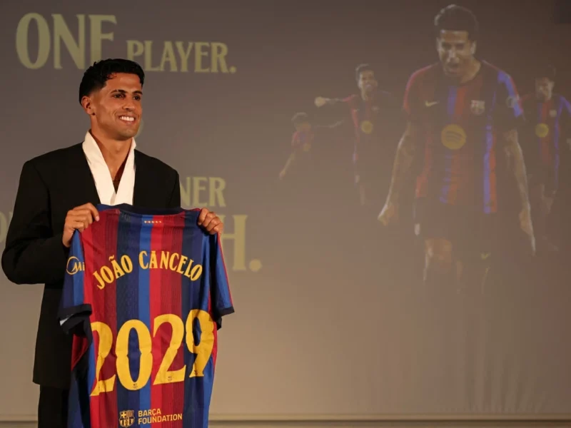 برشلونة يقدم لاعبه الجديد جواو كانسيلو